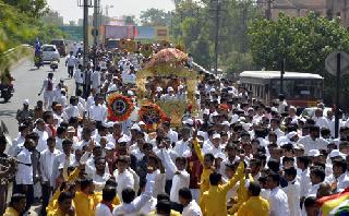 Shobayatra in Jai Gurudev, Jai Mahavir ji gorge | ‘जय गुरूदेव, जय महावीर’च्या जयघोषात शोभायात्रा Shobayatra in Jai Gurudev, Jai Mahavir ji gorge | ‘जय गुरूदेव, जय महावीर’च्या जयघोषात शोभायात्रा