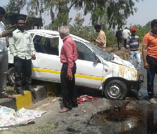 Five people were seriously injured when the car hit another car and hit the bus | दुभाजकाला धडकून कार दुस-या कारवर आदळली, 5 जण गंभीर