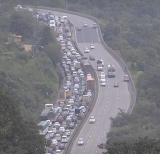 Traveling through the Mumbai-Pune Expressway, 'Golden Infancy' | मुंबई-पुणे द्रुतगती मार्गावर ‘गोल्डन अवर’मुळे प्रवासी त्रस्त