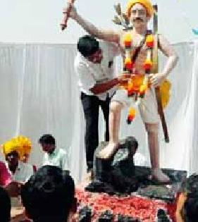 Unveiling of statue of Birsa Munda in Koregaon | कोरेगावात बिरसा मुंडा यांच्या पुतळ्याचे अनावरण Unveiling of statue of Birsa Munda in Koregaon | कोरेगावात बिरसा मुंडा यांच्या पुतळ्याचे अनावरण