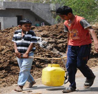 Dehharis have been wandering for water for 15 years | देव्हारीवासीयांची 15 वर्षापासून पाण्यासाठी भटकंती