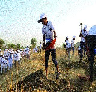 'Those' farmers' welfare work | ‘त्या’ शेतकऱ्यांच्या पाल्यांचे श्रमदान