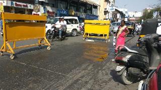 Vehicles collapsed on MG Road: the road collapses due to falling oil | एमजीरोडवर वाहने घसरली : आॅइल पडल्याने रस्ता निसरडा