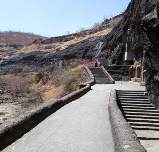 Readers' tour to the famous Ajanta caves | जगप्रसिद्ध अजिंठा लेणीकडे पर्यटकांची पाठ