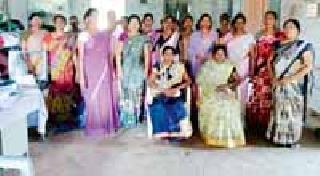 Female child development officer found absent in meeting of chairmakers | सभापतींच्या भेटीत महिला बाल विकास अधिकारी आढळले गैरहजर Female child development officer found absent in meeting of chairmakers | सभापतींच्या भेटीत महिला बाल विकास अधिकारी आढळले गैरहजर