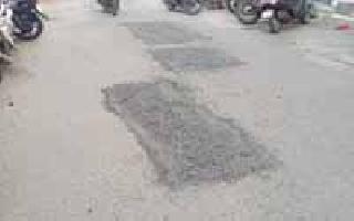 Road handling in Gondia with patchwork | गोंदियात ठिगळ लावून रस्त्यांची डागडुजी Road handling in Gondia with patchwork | गोंदियात ठिगळ लावून रस्त्यांची डागडुजी