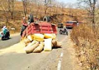 Inverted tractor in Ghat: | घाटात ट्रॅक्टर उलटला :