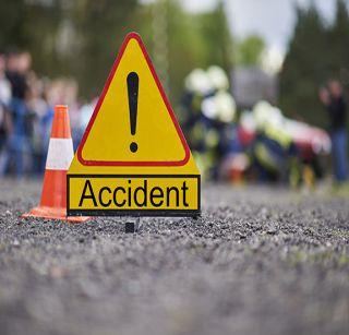 Three people were injured in an accident in a two-wheeler accident | उड्डाणपुलावर अॅपे-दुचाकी अपघातात तिघे जखमी Three people were injured in an accident in a two-wheeler accident | उड्डाणपुलावर अॅपे-दुचाकी अपघातात तिघे जखमी