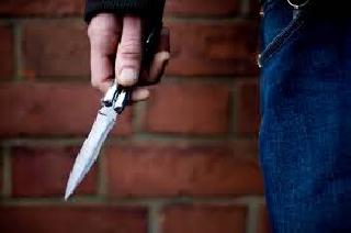 Robbery was destroyed by knife | चाकूचा धाक दाखवून साईभक्तास लुटले