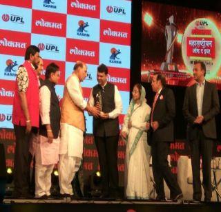 Chief Minister Devendra Fadnavis received special award for political contribution | मुख्यमंत्री देवेंद्र फडणवीस यांना राजकीय क्षेत्रातील योगदानासाठी विशेष पुरस्कार