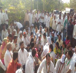 Congress, NCP workers protested at Jalgaon District Collector's office | काँग्रेस, राष्ट्रवादीच्या आंदोलकांचा जळगाव जिल्हाधिकारी कार्यालयात ठिय्या