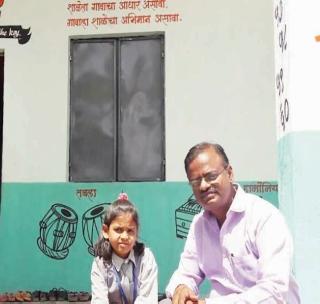 District Collector took adoption of student | जिल्हाधिकाऱ्यांनी विद्यार्थिनीला घेतले दत्तक