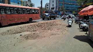 Tree deleted; But the inconvenience remains: Mumbai | झाड हटविले; मात्र गैरसोय कायम : मुंबईनाका