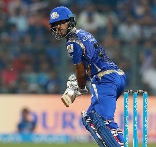 Mumbai Indians beat Hyderabad by 4 wickets | मुंबई इंडियन्सचा हैदराबादवर 4 गडी राखून विजय