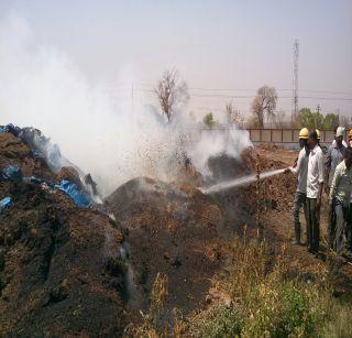 A fire in Maladbhadi's Storm Project in Jamner Taluk | जामनेर तालुक्यातील मालदाभाडीच्या स्टॉर्च प्रकल्पाला आग