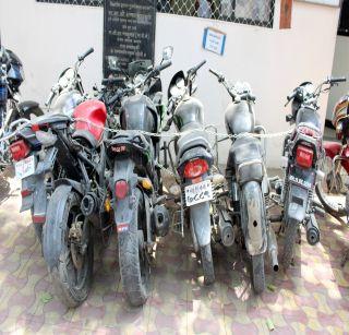 Five bike seized from two-wheelers in Bhusaval | भुसावळात दुचाकीचोरांकडून पाच दुचाकी जप्त