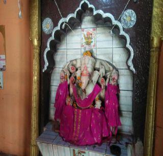 Due to the Ganesh temples of Peshwesh, Bhadgaon is full of glory | पेशवेकालीन गणेश मंदिरामुळे भडगावच्या वैभवात भर