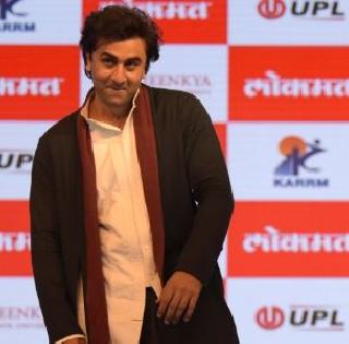 Ranbir was on the stage of Lokmat Sanjubaba | लोकमतच्या मंचावर रणबीर झाला संजूबाबा