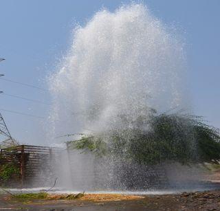 Break the volvo and waste millions of liters of water | व्हॉल्व्ह फुटून लाखो लिटर पाणी वाया