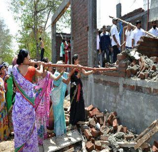 Women attacked the proposed liquor shop in Dhule | धुळ्यात प्रस्तावित दारू दुकानावर महिलांचा हल्लाबोल