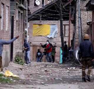 In Srinagar, only 1 percent of the vote in the first three hours | श्रीनगरमध्ये पहिल्या तीन तासात फक्त 1 टक्के मतदान