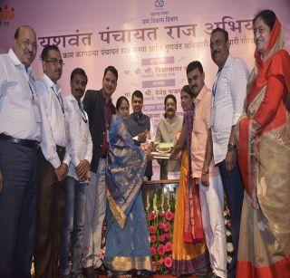 Gala by the Panchayat Raj Award of Jalgaon District Council | जळगाव जिल्हा परिषदेचा पंचायत राज पुरस्काराने गौरव