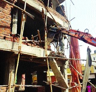 Five illegal buildings are demolished | पाच बेकायदा इमारती पाडल्या