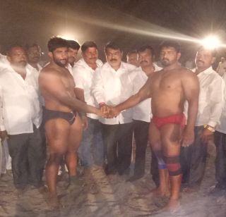 Wrestling thunder in the field of butter, Suraj Nikam won | लोणीच्या मैदानात रंगला कुस्तीचा थरार, सुरज निकमने विजयी