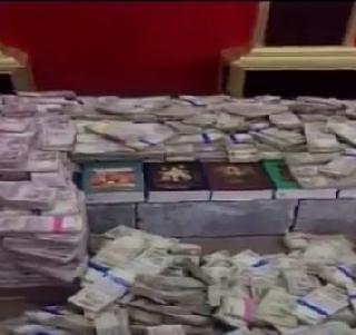 VIDEO - Printed on former corporator's office, found 40 million in old notes | VIDEO - माजी नगरसेवकाच्या कार्यालयावर छापा, जुन्या नोटांमध्ये सापडले 40 कोटी