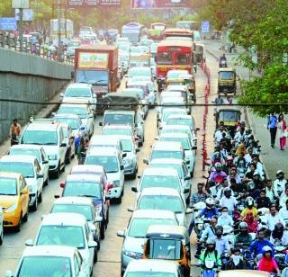 University campus in the traffic circle | विद्यापीठ परिसर वाहतुकीच्या चक्रव्यूहात University campus in the traffic circle | विद्यापीठ परिसर वाहतुकीच्या चक्रव्यूहात