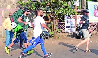 Wrestling Lessons Learned by Foreign Travelers in 'Special Tab' | परदेशी पाहुण्यांनी ‘खासबाग’मध्ये घेतले कुस्तीचे धडे