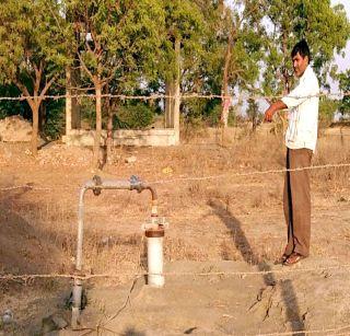 The water of the cemetery gives the thirst of Ruichadiya | स्मशानातील पाणी भागवते रुईखेडय़ाची तहान