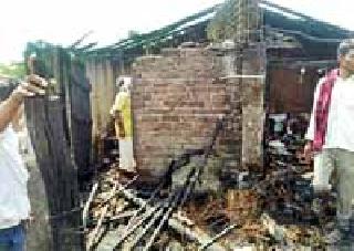 In Pimpalgaon, there are three houses in the fire | पिंपळगाव येथे आगीत तीन घरे खाक