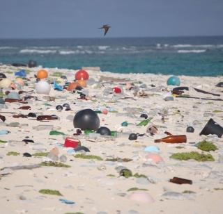 Versova Beach Clean-up Plastics Association | वर्सोवा बीच स्वच्छतेसाठी प्लास्टिक उत्पादक संघटनेची साथ