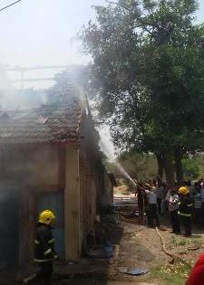 Houses of the houses in Adgaa were burnt: fire broke out | आडगावला कौलारू घरे पेटली : आग आटोक्यात Houses of the houses in Adgaa were burnt: fire broke out | आडगावला कौलारू घरे पेटली : आग आटोक्यात