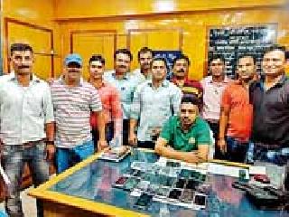 The gang of mobile thieves caught | मोबाईल चोरांची टोळी पकडली