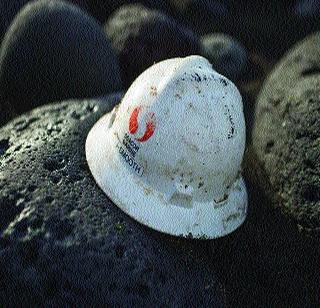 Helmets floating in the ocean fall back to the owner of 3,700 miles | सागरातून तरंगत आलेले हेल्मेट ३,७०० मैलांवरील मालकाला परत