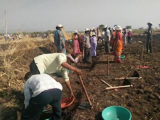 Kadal Un Phavade in the hands of Ranaragini for a watery village | पाणीदार गावासाठी रणरागिणींच्या हाती कुदळ अन फावडे