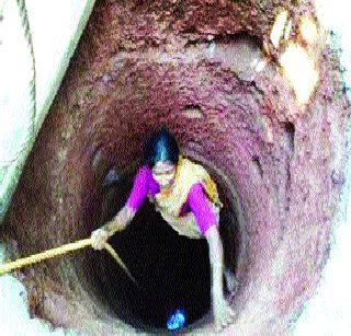 This woman digs a 60-foot well | या महिलेने खोदली ६० फुटांची विहीर