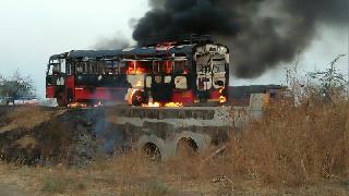 Burning bus near Ridhora jumped! | रिधोराजवळ बर्निंग बसचा थरार!