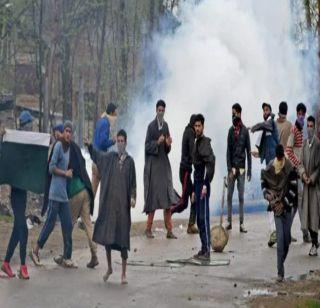 A violent turn of the student march in Srinagar, stone-wounded police were injured | श्रीनगरमध्ये विद्यार्थ्यांच्या मोर्चाला हिंसक वळण, दगडफेकीत पोलीस जखमी