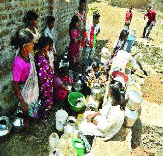 The problem of water scarcity in the district is serious | जिल्ह्यात पाणीटंचाईची समस्या गंभीर The problem of water scarcity in the district is serious | जिल्ह्यात पाणीटंचाईची समस्या गंभीर