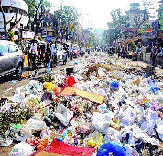 The nature of the dumping ground in the streets | रस्त्यांना डम्पिंग ग्राउंडचे स्वरूप