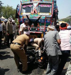 Truck bullet hit bullet | ट्रकची भरधाव बुलेटला धडक