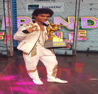 Shivam Wankhede of Jalgaon became the winner of the '2 MAD' dance competition | जळगावचा शिवम वानखेडे बनला ‘2 मॅड’ नृत्य स्पर्धेचा विजेता