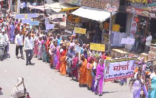 A movement for the bridge on the Mula dam | मुळा धरणावरील पुलासाठी रणरणत्या उन्हात आंदोलन