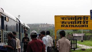 The climax of uncleanness in Dadar Passenger | दादर पॅसेंजरमध्ये अस्वच्छतेचा कळस