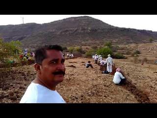 People from the hills on a good morning! | भल्या पहाटे डोंगरावर ग्रामस्थांची धडपड !