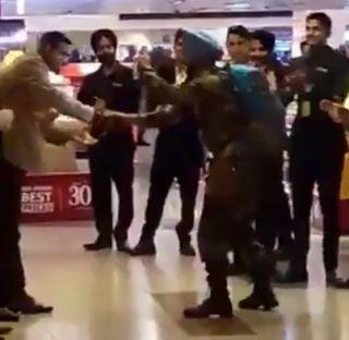 Welcoming the soldiers in towels in the Delhi airport | दिल्ली विमानतळावर टाळ्यांच्या कडकडाटात जवानांचं स्वागत