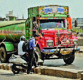 Roads are being built without due to discipline: Death's well | शिस्तीअभावी रस्ते बनताहेत ‘मौत का कुँआ